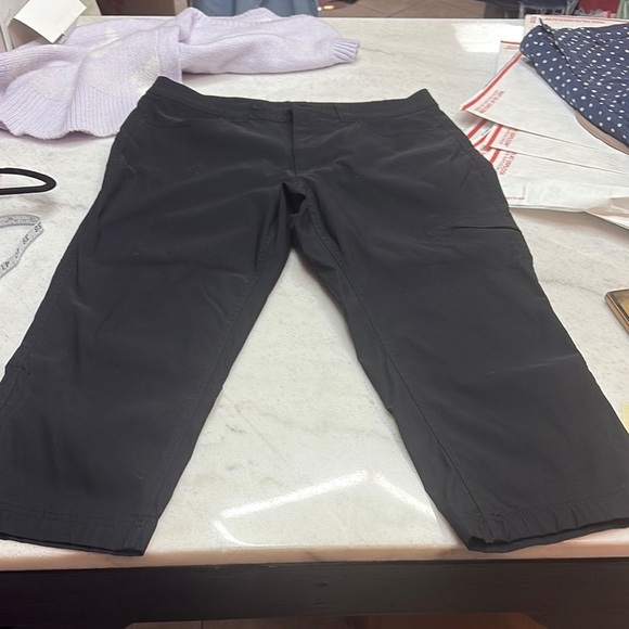 eddie Bauer women’s black capri - Picture 2 of 9